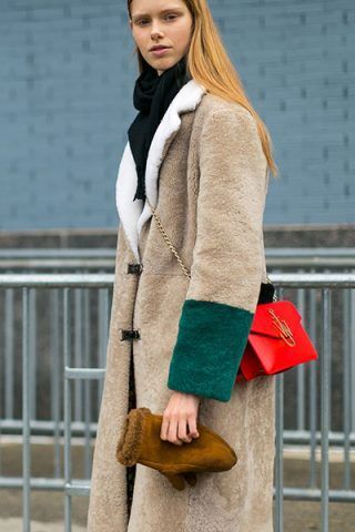 Maxi cappotto e tracolla rossa
