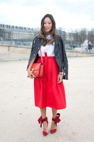 Scegliete il mood romantica con midi skirt rossa