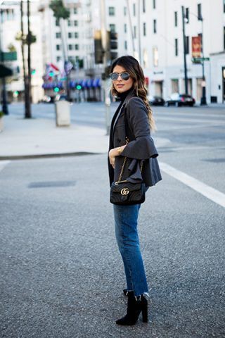 Giacca con volant, jeans e stivaletti - The Girl from Panama