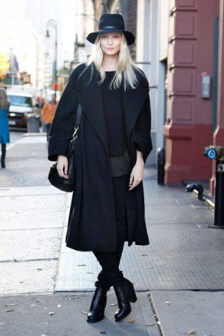 Total blac, con cappotto, pantaloni e tronchetti tono su tono. Il tocco glam il fedora sempre nero