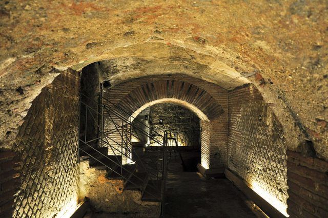 Il proscenio del teatro rivestito di opus reticulatum