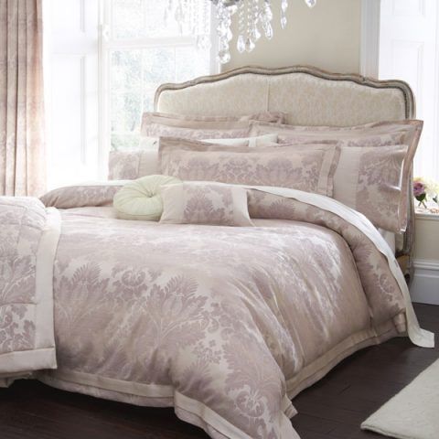 Letto bianco e pink