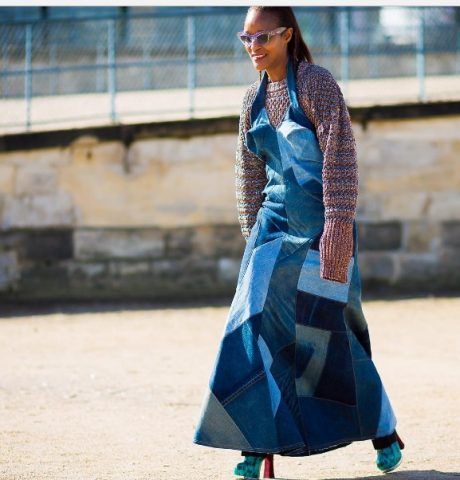 L'abito jeans già di dubbio gusto indossato con maxi maglione. Da non rifare mai