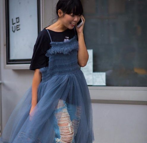 Susie Bubble e il trend dell'abito con pantaloni ancora una volta da non imitare