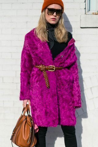 Pelliccia fucsia e look total black