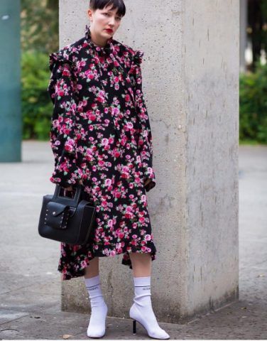 Abito e scarpe e posa e mancanza di sorriso, un quadretto da stroncatura