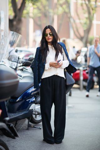 Un paio di pantaloni palazzo da indossare con blusa bianca e tacchi per essere chic