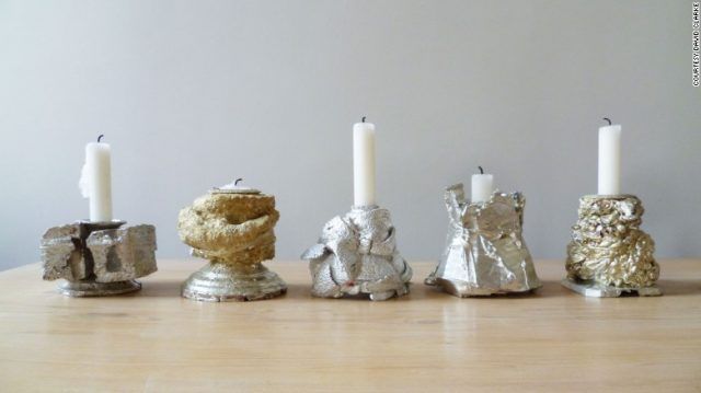 Candelabri di materiale riciclato da cucchiai e zuccheriere