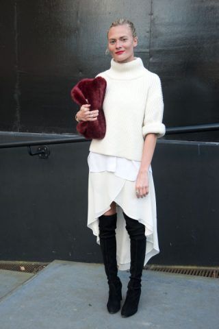 Puntare sul total white per essere super chic abbinando ad un maglione bianco gonna bianco e scegliendo accessorio a contrasto