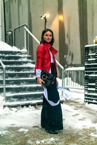 Giacca rossa e pantaloni culotte