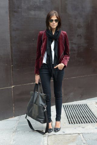Rock con skinny neri e giacca in velluto trend di stagione