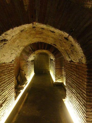 Cavea mediana sotto al basso d'accesso