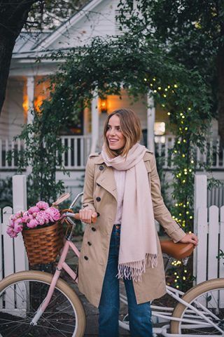 Trench, sciarpa rosa e denim - Dal blog Gal Meets Glam