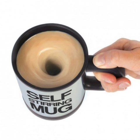 La mug che gira da sola il latte