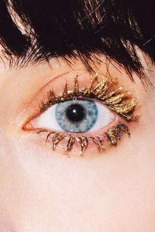 Mascara con brillantini oro