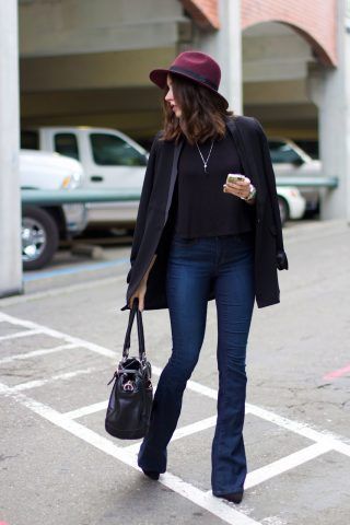 Non volete rinunciare ai jeans? Tirate fuori dall'armadio il modello flare che rimane il più chic da indossare con i tacchi