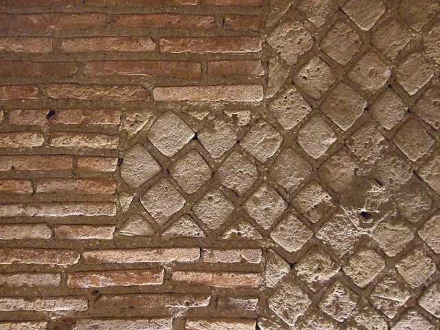 Particolare della tecnica romana secondo l'opus reticolatum e l'opus latericium