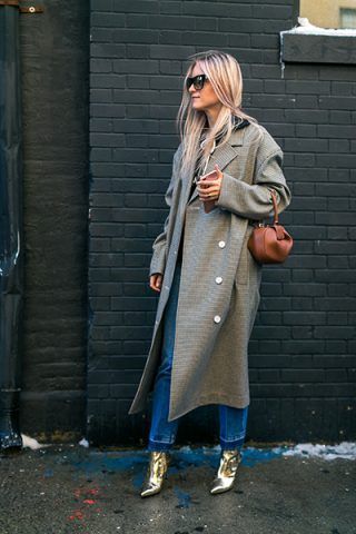Jeans e stivaletti metallizzati