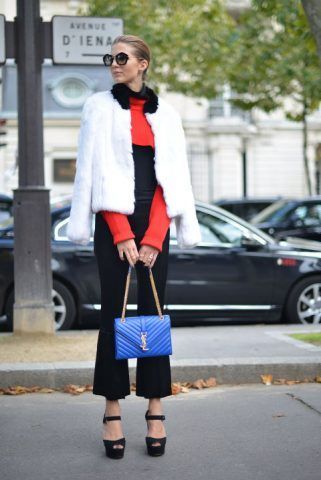 Dall'ufficio alla cena romantica con un look di stile con pantaloni a zampa e giacca a contrasto
