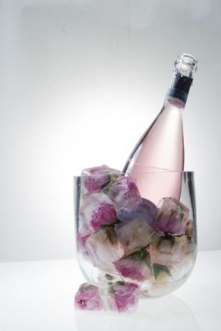 Cubi giganti di ghiaccio con boccioli di rose