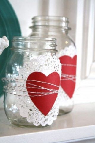 Barattoli decorati con centrini di carta, cuori e spago