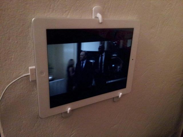 I ganci per gli asciughini come porta tablet