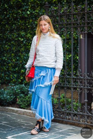 Ada Kokosar con gonna a pighe e ballerine Miu Miu