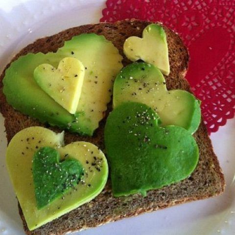 Cuori di avocado su toast