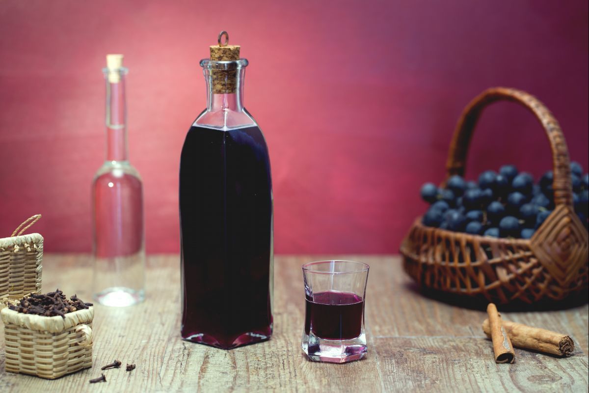 Виноградный сок в домашних условиях рецепт. Виноградный ликер. Домашнее вино из винограда. Наливка из винограда.