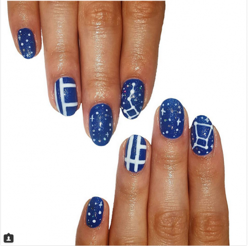 Manicure su base blu