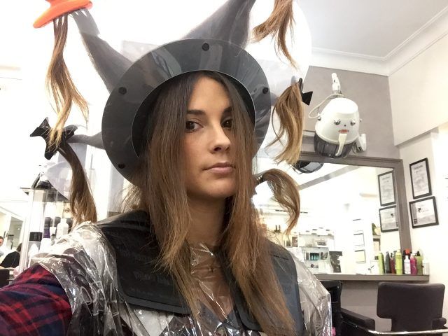 I capelli vengono separati in due sezioni