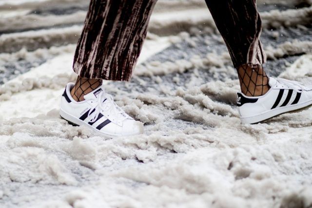 Sneakers con calze a rete