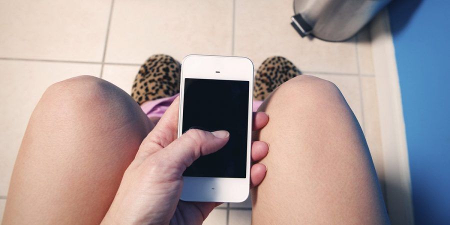 Non usare lo smartphone in bagno