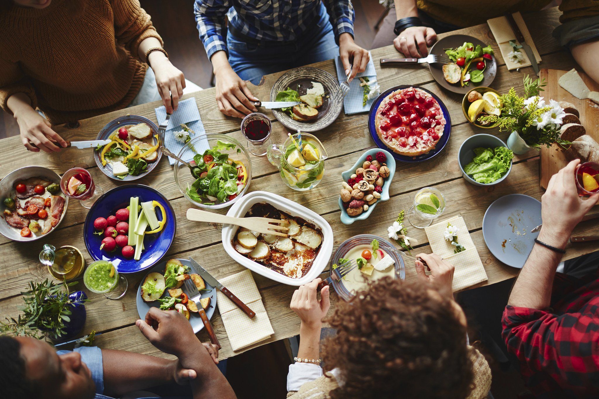 6 trucchi per non mangiare troppo ad un pranzo abbondante