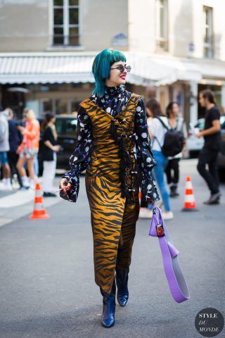 Sita Abellan con capelli azzurri maxi dress tigrato e camicia a stampa.