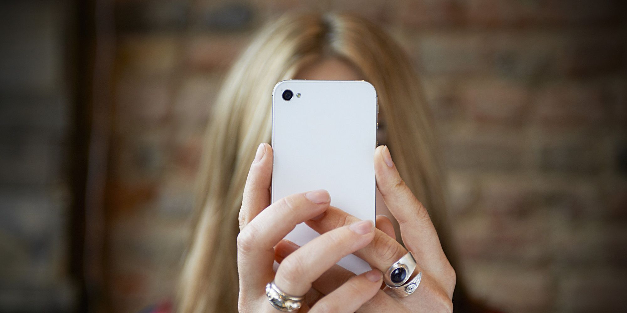 4 trucchi per prevenire l’acne da smartphone