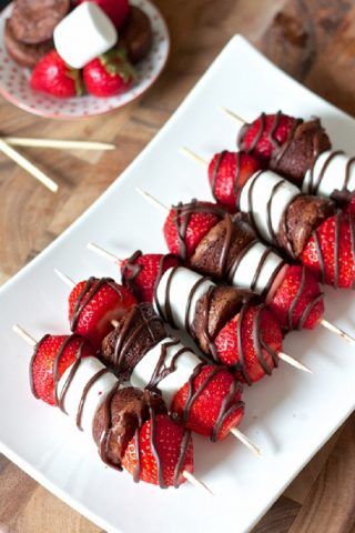 Spiedini deliziosi di fragole, cioccolato e marshmallow