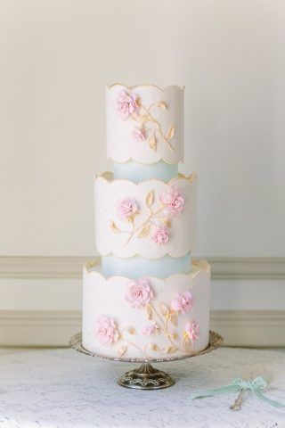 Torta bianca con fiori