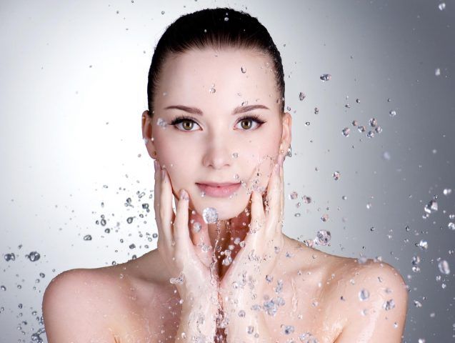 Usate acqua tiepida per risciacquare il viso