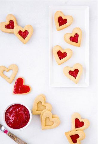 Cuori ripieni di marmellata di ciliegie