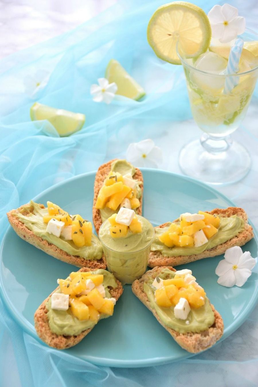 bruschetta con avocado