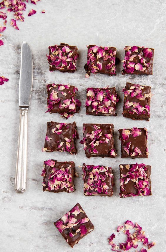 Rocky road con petali di rosa