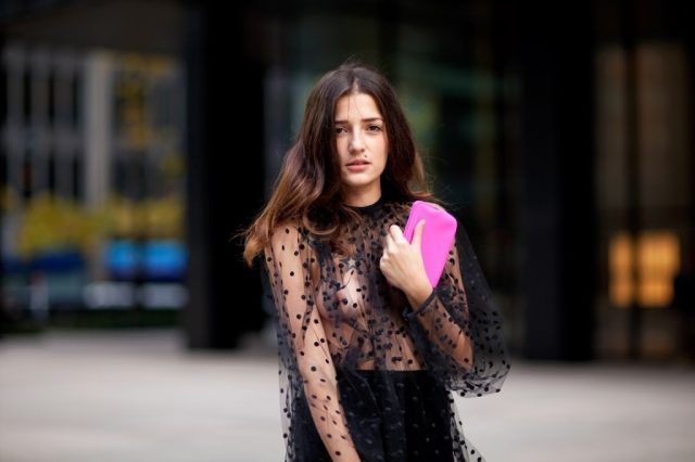Eleonora Carisi con un outfit con trasparenze