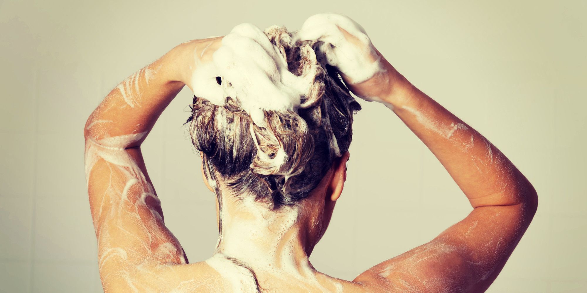 Perchè dovresti lavare i capelli con shampoo e zucchero
