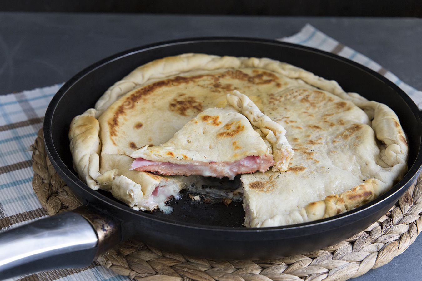 Focaccia ripiena in  padella