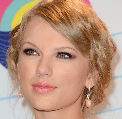 Taylor Swift, per rendere gli occhi più grandi una leggera ombreggiatura creata ad arte.