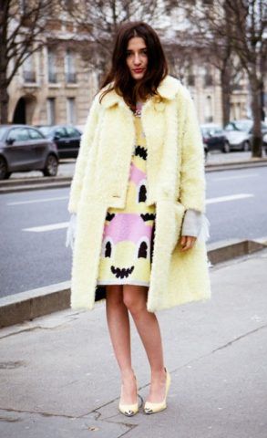 Cappotto color limone per Eleonora Carisi