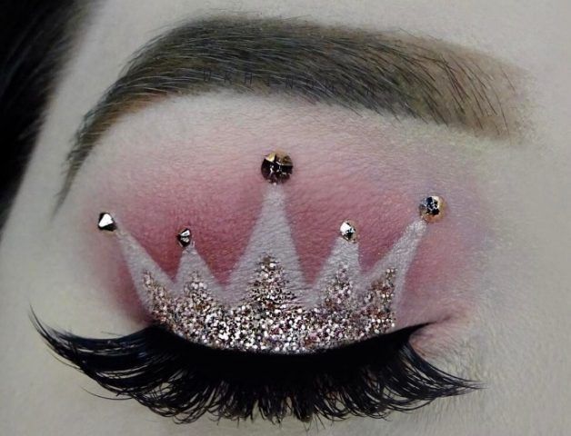Make up occhi con corona sopra le ciglia con glitter