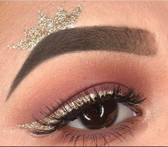 Make up occhi con corona sopra le sopracciglia