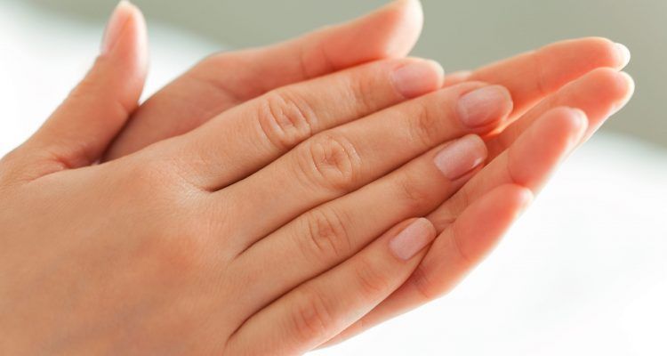 Come eliminare i peli dalle dita delle mani | Bigodino